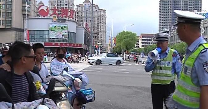 交警大队创新执法方式 加大东台交通秩序管理力度