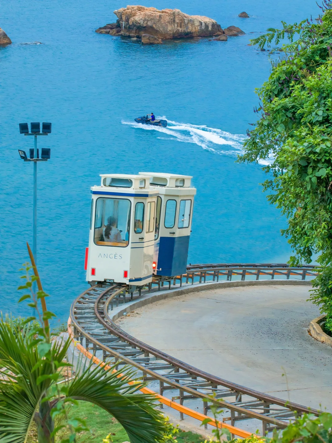 △云海天使灣。就藏在這條絕美棧道上。深圳天際線同框，恬靜宜人，深藍色的天空漸漸被照亮。</p><p style=