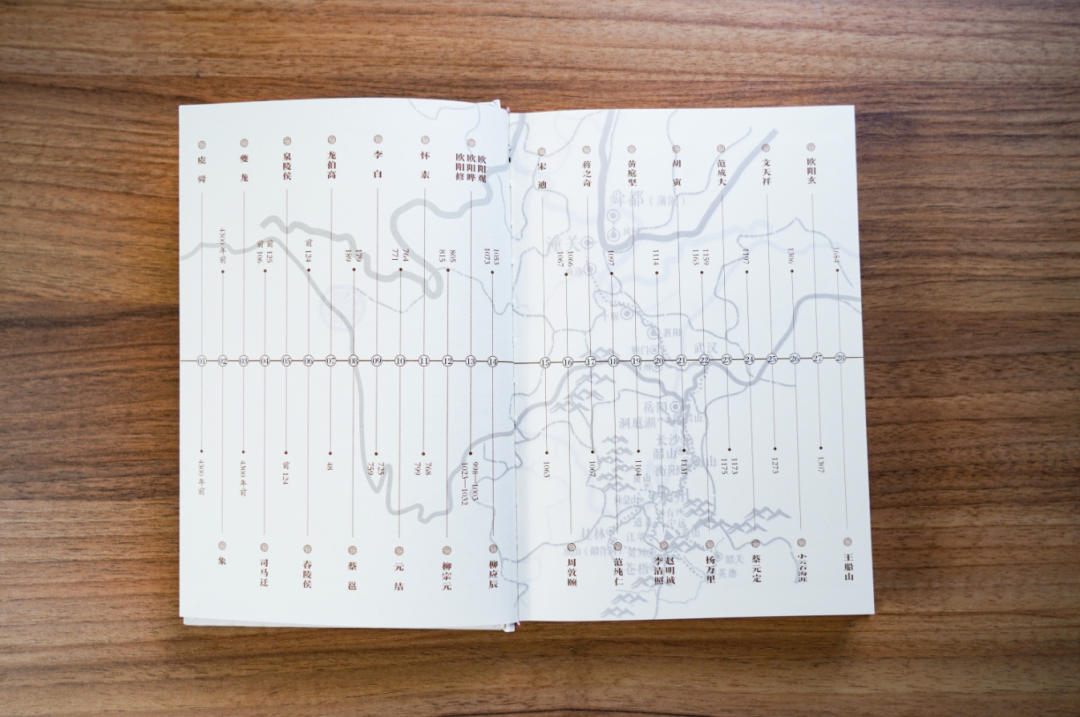 大书法家颜真卿曾于江岸崖上书写镌刻《大唐中兴颂》碑,因其文奇,字奇