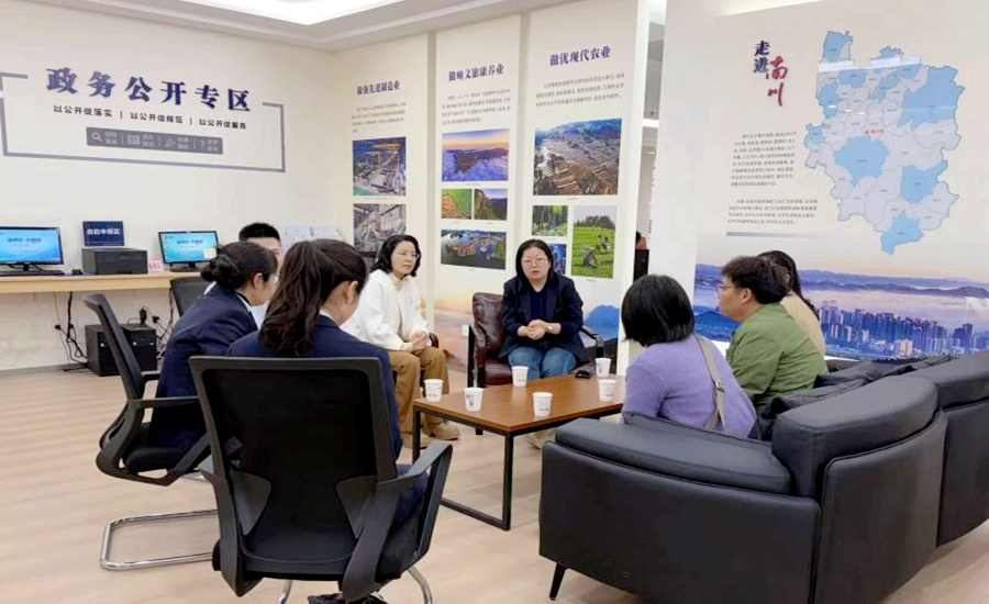 企业之家专员为小微企业人员提供帮扶。区政务办供图_副本.png