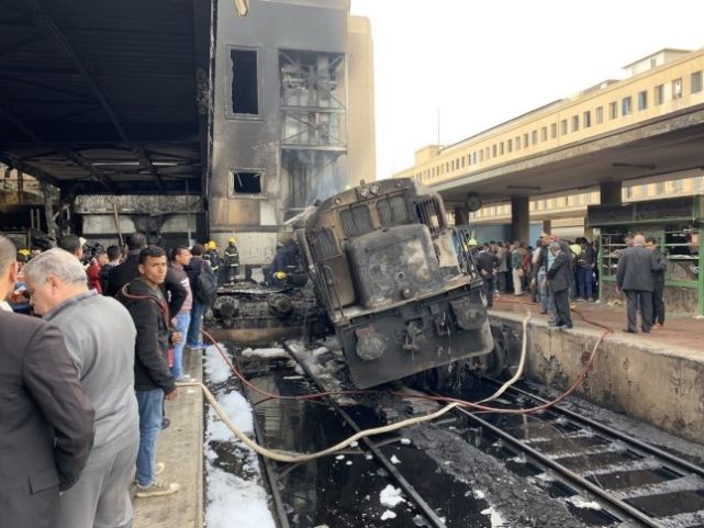 恐怖視頻！埃及首都火車站爆炸瞬間 路人一秒鐘變成火人 靈異 第6張