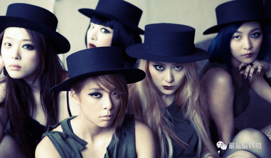 特立独行的半面妆也被完美的hold住.