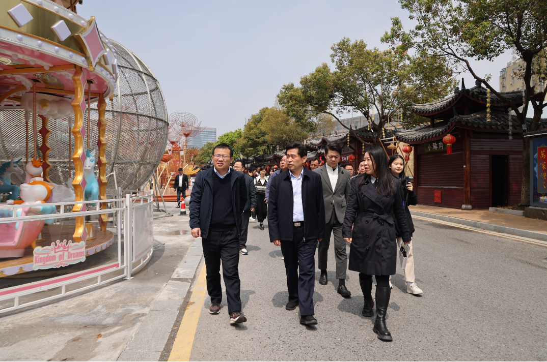 3月28日,庐山西海风景区党工委副书记,管委会主任柯景坤率考察团来
