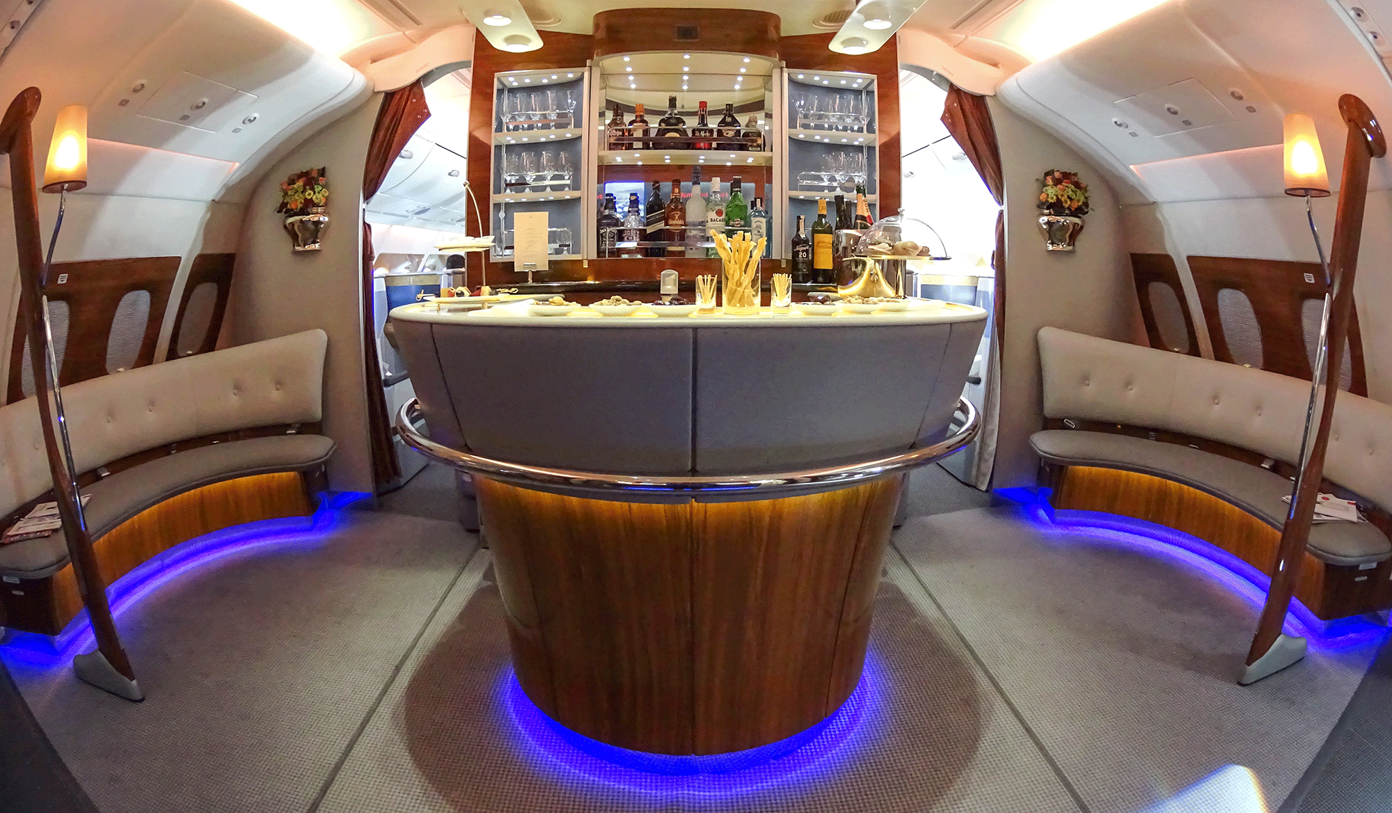 在a380二层机位的地方,有一个迷你的酒吧,中间是吧台,有一些甜品和酒