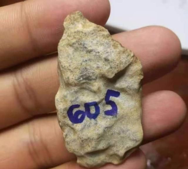 小料丑到没朋友，玉雕师买回家一雕，变成了上等翡翠！