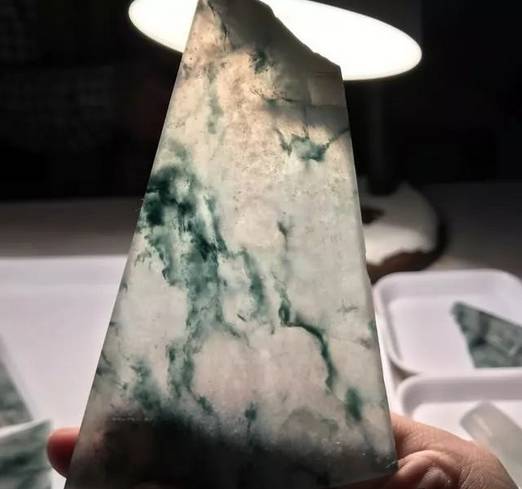 谁说有棉不值钱！看看这棉多的飘花翡翠片料雕出来有多美！