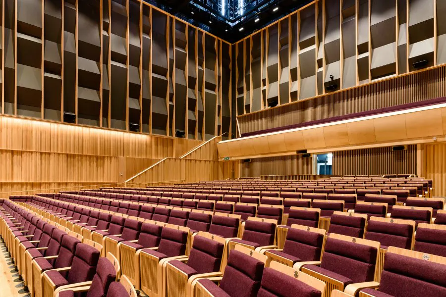 包括五百席位的综合音乐厅和150席位的演奏厅,百余间教室和排练室