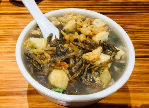 曹县小鱼汤既有胡辣汤的咸香,又有鱼汤的鲜香,佐料很少,只有豆泡,油炸