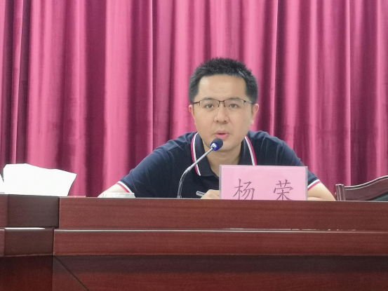 广东省审计厅农业审计处副处长杨荣发言.