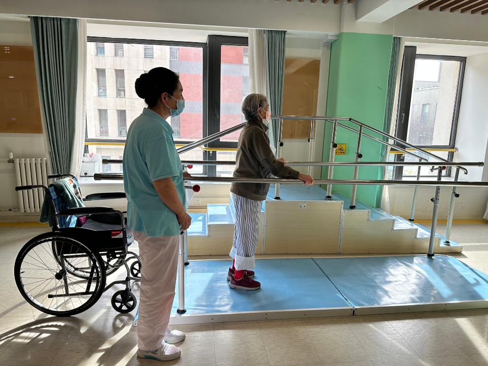 医疗床怎么使用终于不用在养老院和医院之间来回跑了！“五床联动”解决失能老人的养老痛点_https://www.jmylbn.com_新闻资讯_第2张