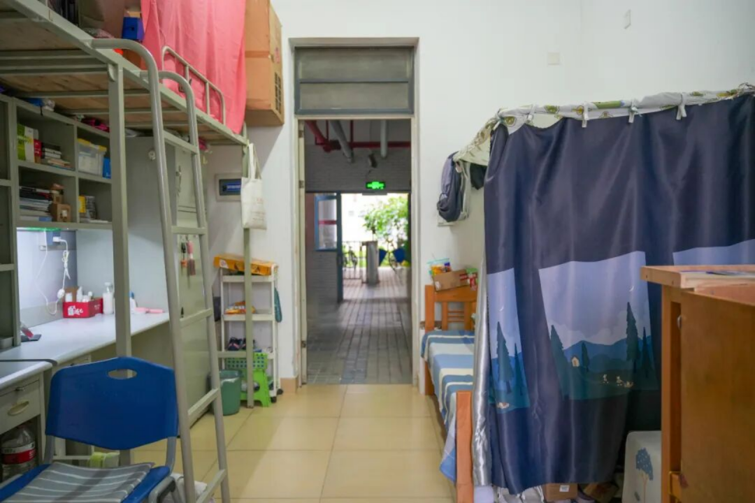 郭子健住进无障碍改造后的单人宿舍