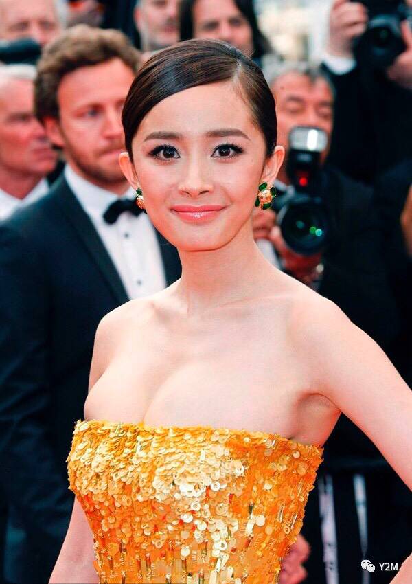 大胸妹福利跟杨幂一起学如何穿衣不显胸又时髦