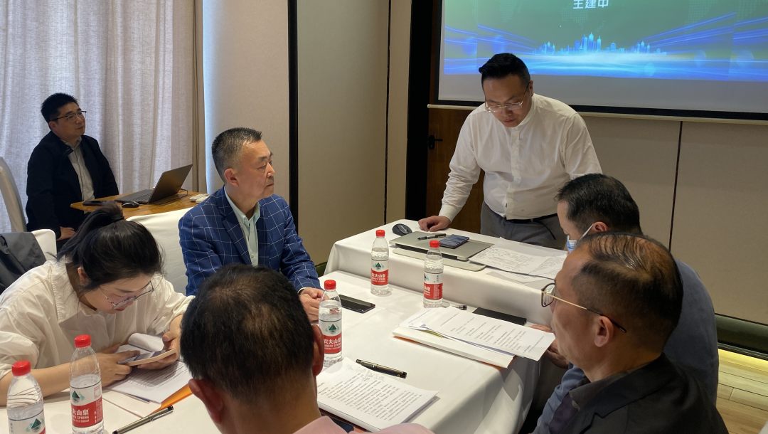 开新局谋新篇！祝贺东方地产研究院二届四次理事会暨房地产研讨交流会圆满成功！