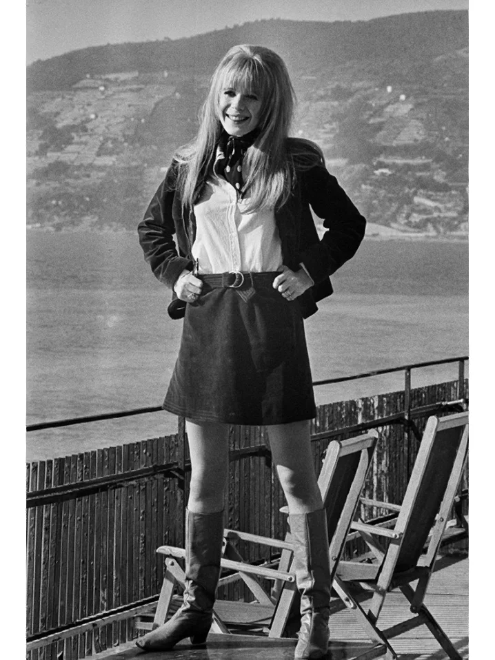 到了20世纪70年代,受到女权运动和中性风格的影响,知性成为女装的重点