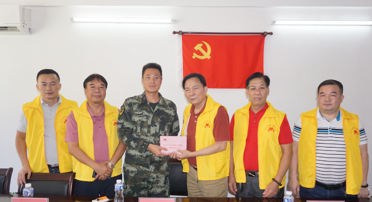 7月24日,开平市爱心慈善会常务理事会成员在会长李耀南的率领下到开平