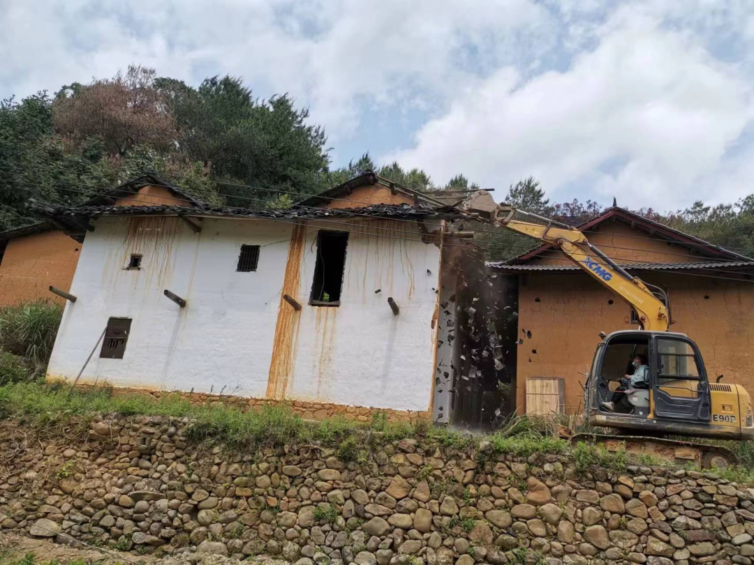 田心村拆除危旧土坯房