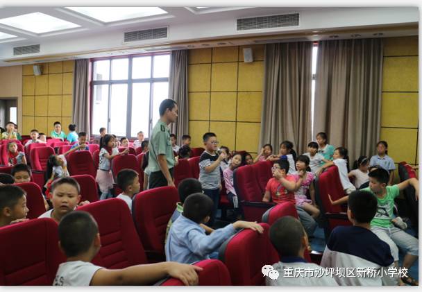 爱护环境,从我做起 ——新桥小学与第三军医大学开展环保联合活动