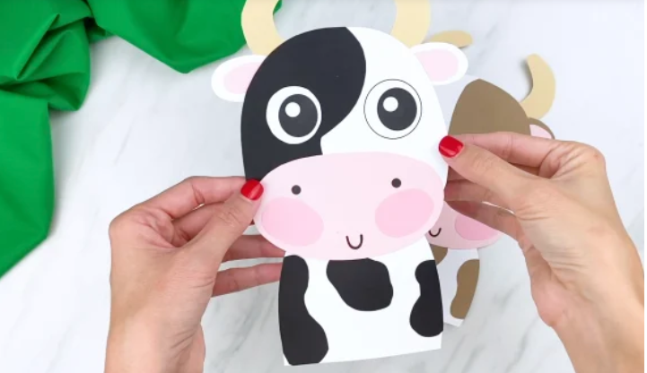 准备好白色,黑色和粉色不织布,活动眼球等