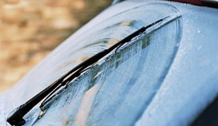 “霸王级”寒潮行车指南！冰雪路面行驶“三不可”，纯电动能开空调吗？