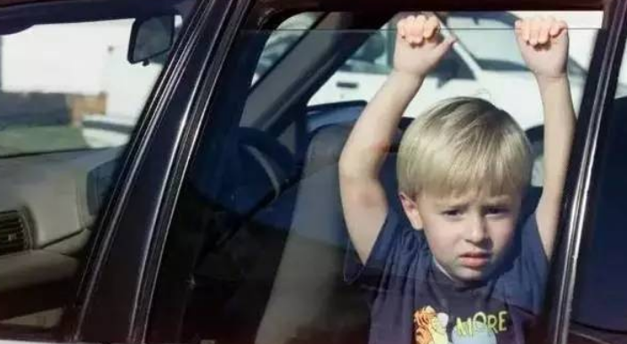 2岁女童被锁车内竟“神奇自救”！这些安全建议你要收好