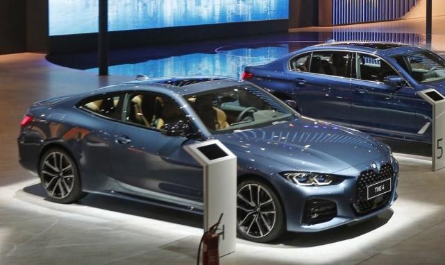 车展话题担当！37万的宝马来了，全系标配2.0T，“双肾”向经典致敬（送车模）