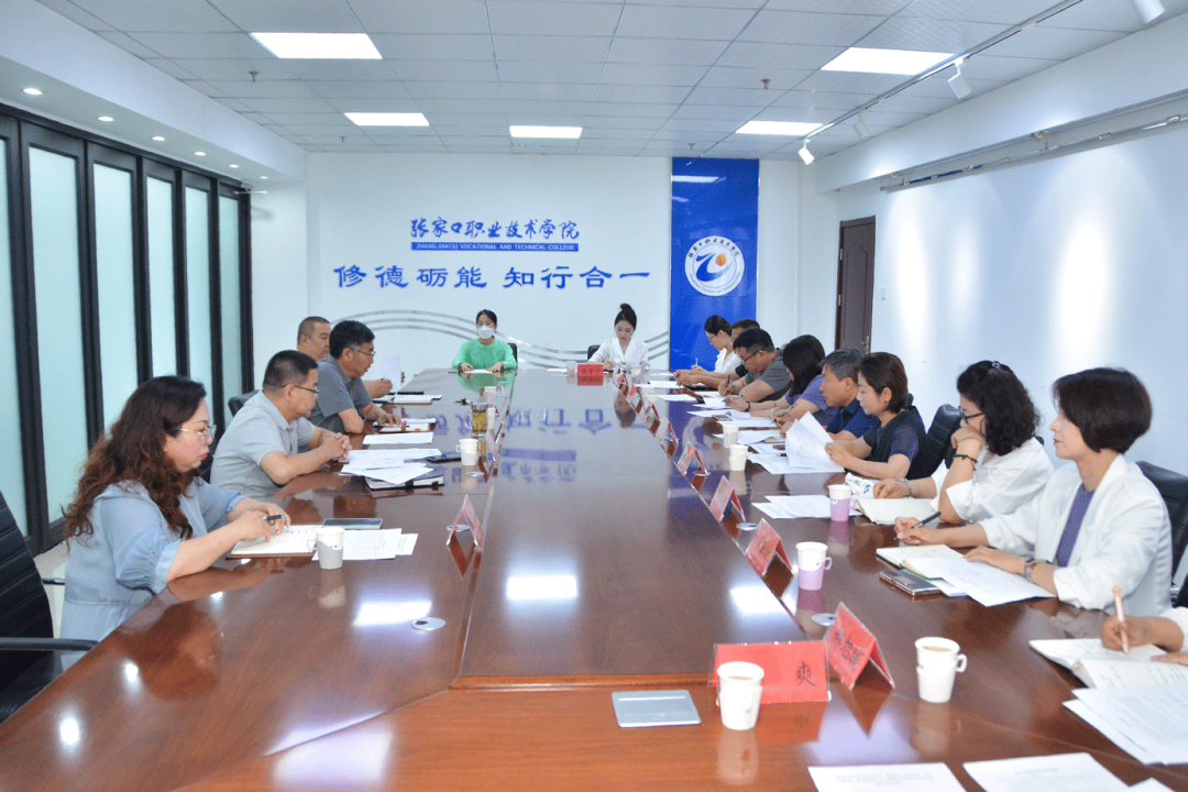  学院召开民主党派、党外知识分子、归国留学人员代表座谈会