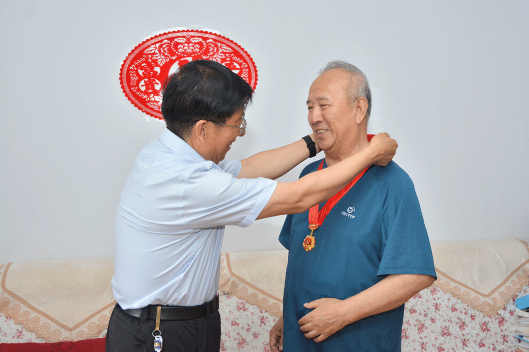 新闻速递 | 学院领导看望慰问退休老党员