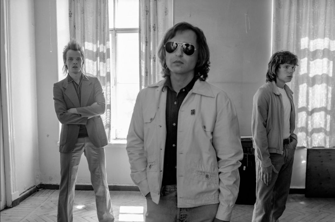 除了带国际观众入门了俄罗斯摇滚,还可以看到向众多经典摇滚乐队的