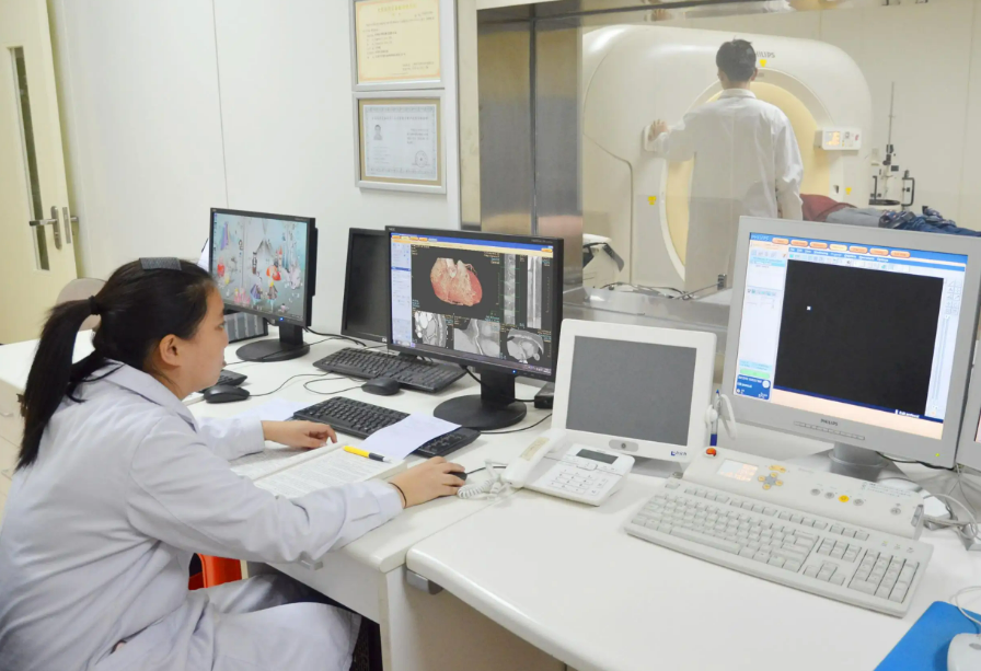 11年云南男子浑身恶臭，消炎药当饭吃，ct检查发现：脑中插着匕首