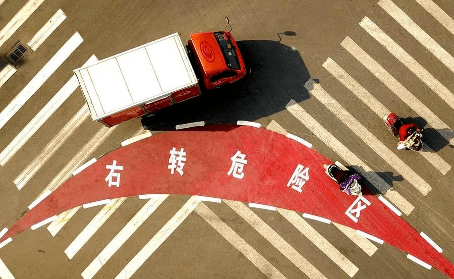 大货车右转停车再起步的细节好暖