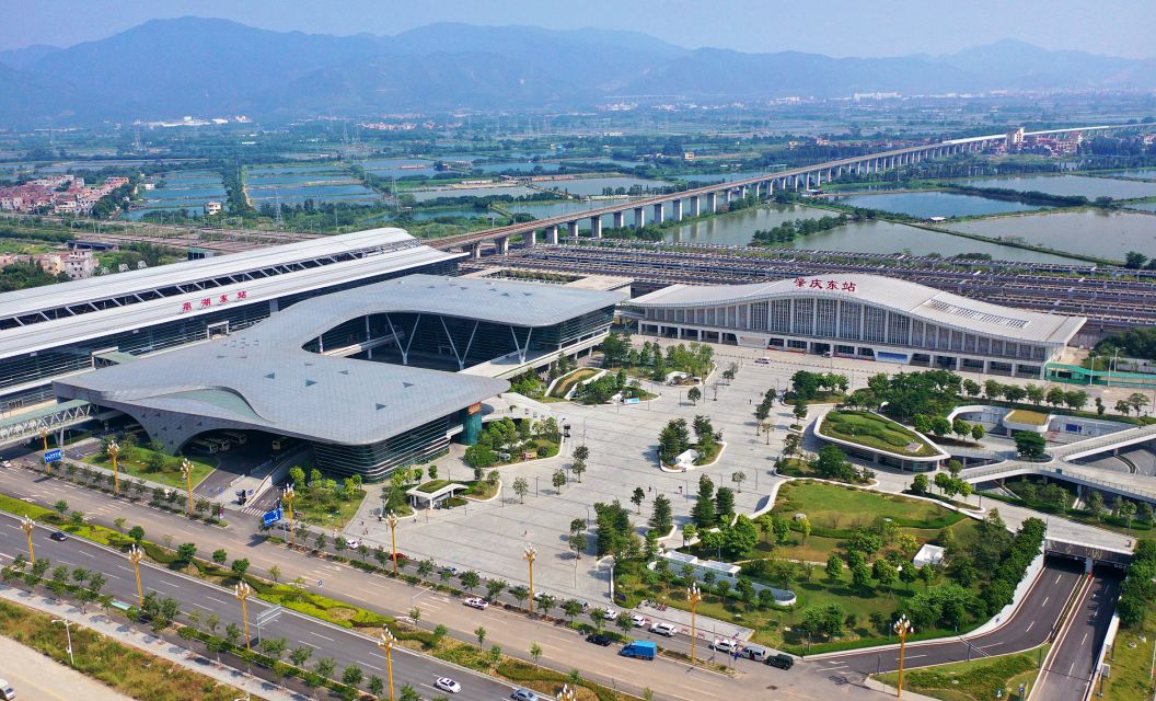 包括了交通换乘枢纽,站前广场等衔接的核心位置高铁站肇庆东站与城轨