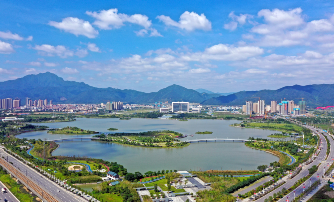 成功创建省级旅游度假区砚阳湖景区相继投入使用科技创新中心,商务