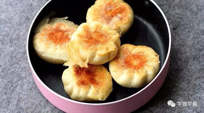 一看就会做的肉馅鲜香多汁水煎包做法，一口气吃五个