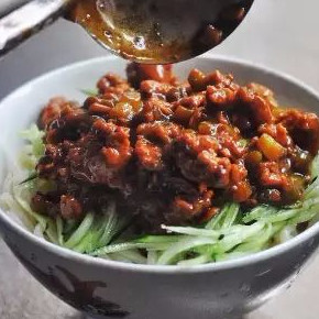 手工劲道炸酱面做法|解腻又脆爽！