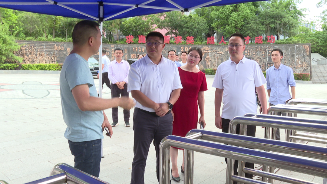 王启仁先后到试卷保密室,绥江一中实地查看视频监控室,考场,试卷分发