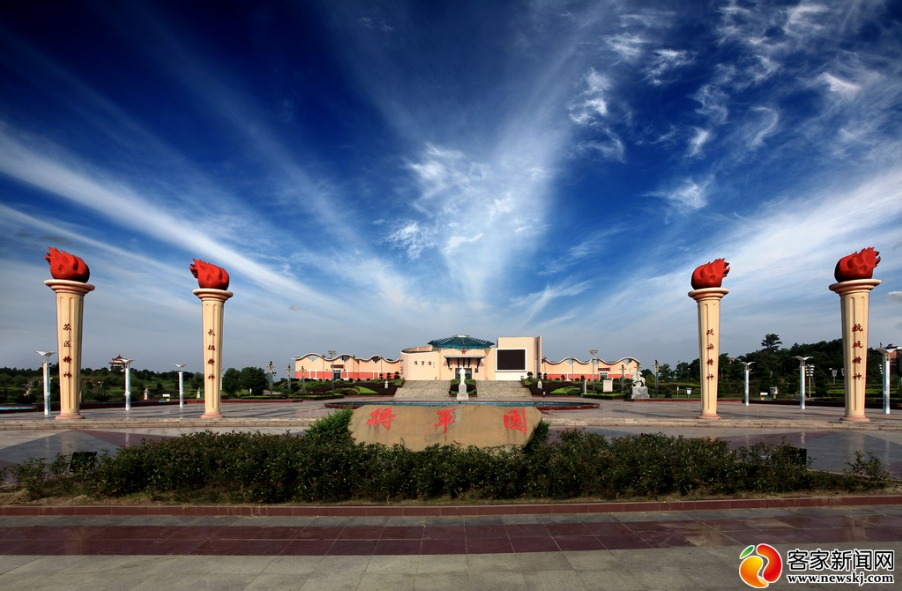 将军馆二楼为兴国籍省部军级领导干部简介,利用图片,实物,文字等形式