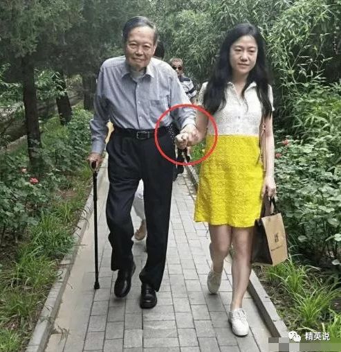 



网友清华偶遇97岁杨振宁，妻子翁帆一路搀扶、恩爱十足！15年过去，这对夫妻还好吗
