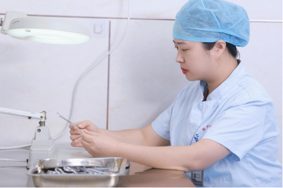 无影灯怎么消毒无影灯下的“幕后英雄”：探秘消毒供应室的守护力量_https://www.jmylbn.com_新闻资讯_第13张