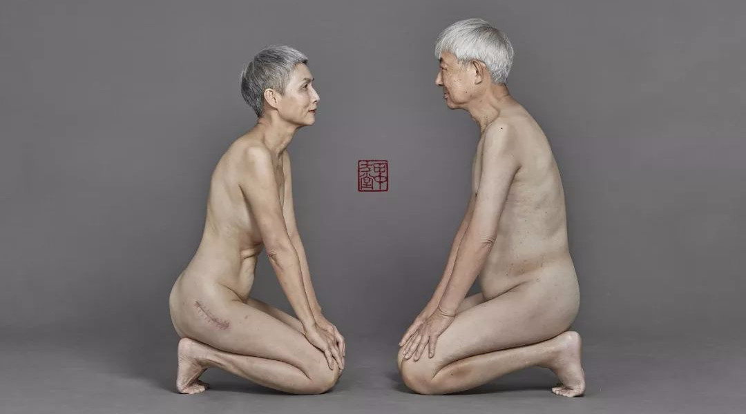 70岁老夫妻裸体拥抱，拍下最特别的结婚纪念照!太震撼了~