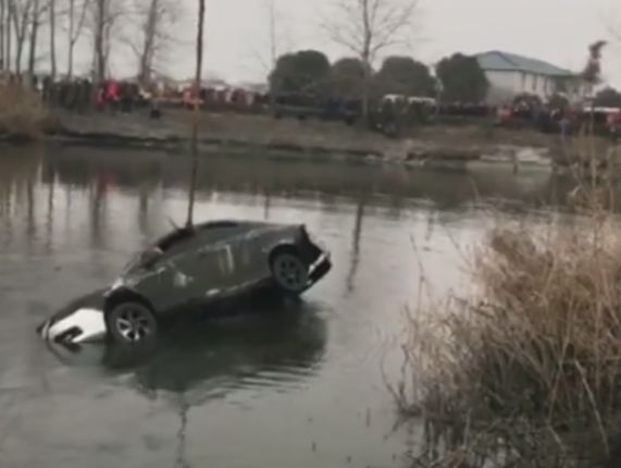 驚悚！男子撈魚，卻撈上一輛車，車里還有人... 靈異 第2張