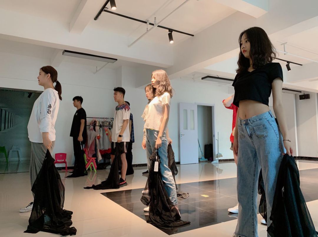 【服表班 . 招生简章】(图28)