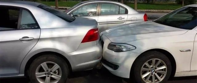 车停在路边被撞，先报警还是先叫保险？顺序搞错就吃亏了