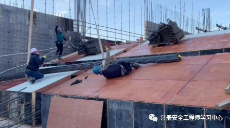 吊装作业信号工,司索工同时被吊运的钢筋砸倒!