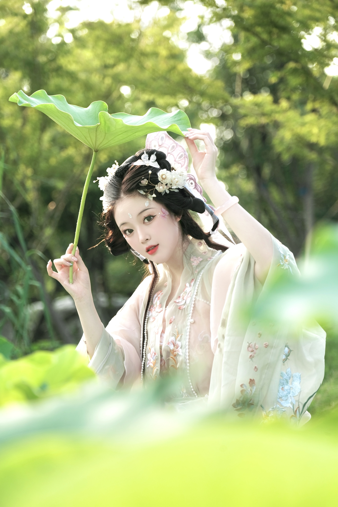 当汉服与荷花相遇,氛围感拉满,出片程度拉满!
