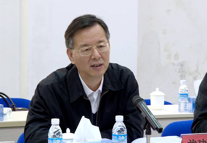 赖小卫代表县委县政府向深圳市南山区对我县10多年来倾心倾力的帮扶