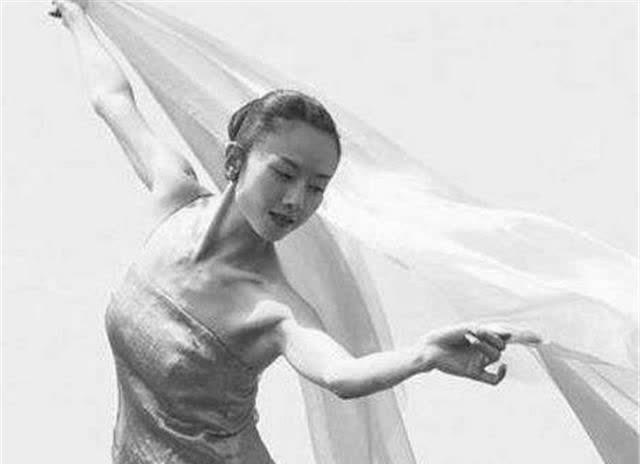 29年前受邀去台湾表演的杨丽萍，真是太绝了！