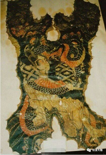 他的博物馆里收藏着一些人皮刺青标本.