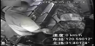 私家车浓烟滚滚起火 苏州公交车司机停车救火