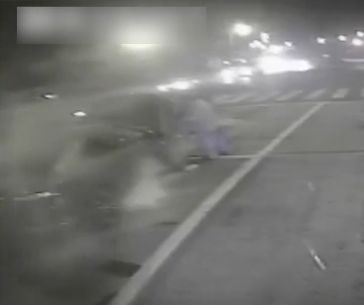 私家车浓烟滚滚起火 苏州公交车司机停车救火