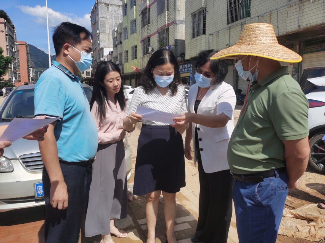 張玉蘭(右二)現場研究解決災區中考組考問題來到英德市第二中學附近